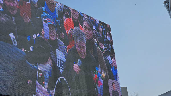 군중 속에서 노래하는 가수 이은미. [사진 - 통일뉴스 하태한 통신원]