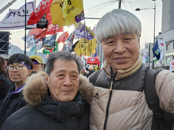 대학교 선배 이평기 형과도 반갑게 찰칵! [사진 - 통일뉴스 하태한 통신원]