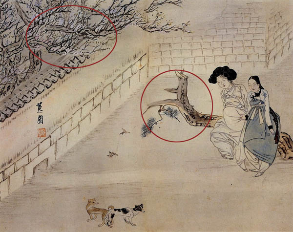 담밖에 화창하게 핀 꽃은 복사꽃이다. 튼튼하고 높은 담벼락은 권세 높은 집안이 아니라 은밀하게 감춰진 곳을 훔쳐보는 장치이다. 허술하게 그린 소나무는 두 여인이 비스듬히 앉기 위한 소품이다. 이 자세를 통해 다리 사이가 보이고 치마를 입었지만 풍성한 엉덩이를 표현했다. [사진 제공 - 심규섭]