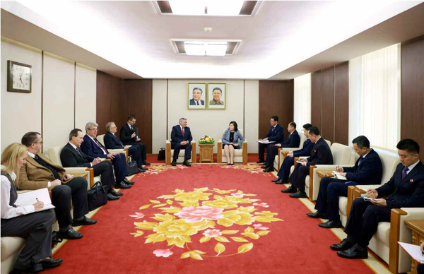 북한을 방문중인 안드레이 루덴코 러시아 외무부 차관이 15일 최선희 외무상을 만나 담화를 했다. [사진-노동신문]