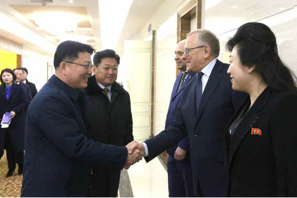 북러 정부간 무역경제 및 과학기술협조위원회 북측 정부경제대표단장인 윤정호 대외경제상이 17일 모스크바로 출발하는 평양국제공항에서 알렉산드르 마체고라 주북 러시아대사와 류은해 대외경제성 부상와 인사하고 있다. [사진-노동신문] 