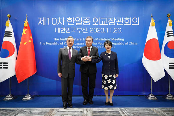 제10차 한중일 외교장관회의가 2023년 11월 26일 부산에서 박진 외교부 장관, 가미카와 요코(上川陽子) 일본 외무대신, 왕이(王毅) 중국 외교부장 겸 중국공산당 정치국 위원이 참석한 가운데 열렸다. [자료 사진 - 통일뉴스]