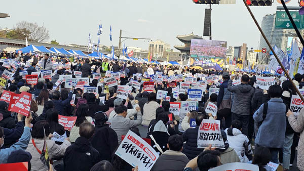 ‘윤석열 즉각 퇴진과 사회대개혁 비상행동’이 15일 오후 서울 광화문에서 주최한 ‘14차 범시민 대행진’이 최대 인파가 결집한 가운데 열렸다. [사진 - 통일뉴스 하태한 통신원]