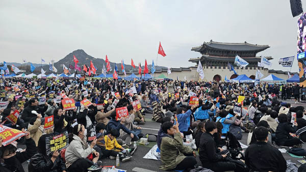 서울 광화문 일대가 탄핵 인파로 뒤덮였다. [사진 - 통일뉴스 하태한 통신원]