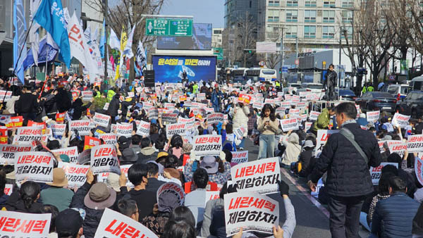 야5당이 주최한 시민대행진이 비상행동 집회에 앞서 열렸다. [사진 - 통일뉴스 하태한 통신원]