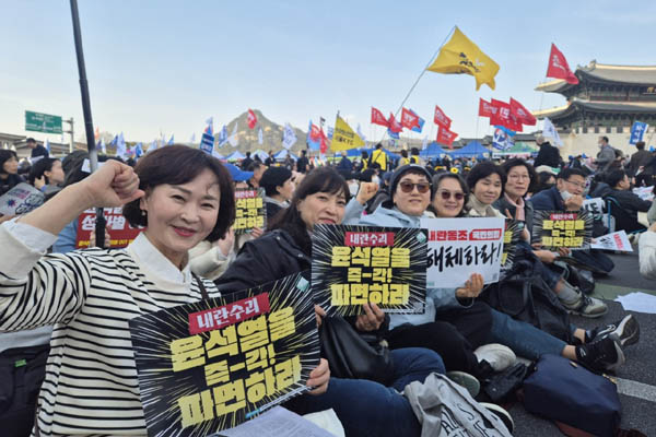 구로시민생협 회원과 가족들도 자리를 지켰다. [사진 - 통일뉴스 하태한 통신원]