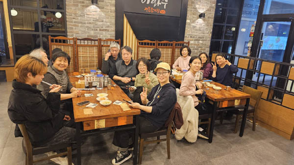 무려 두 테이블을 차지... [사진 - 통일뉴스 하태한 통신원]