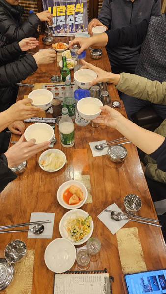 행진을 마치고 동지들과 뒤풀이는 필수 코스. [사진 - 통일뉴스 하태한 통신원]