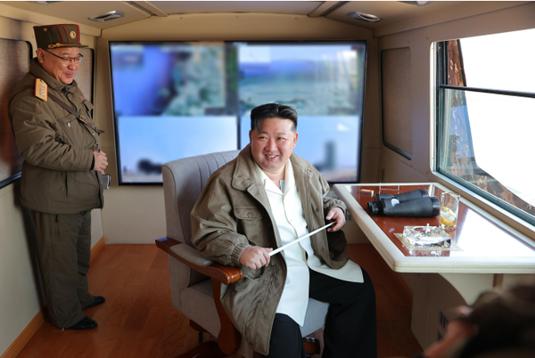 김정은 국무위원장이 20일 최신형 지대공 방공미사일 시험발사를 참관했다. [사진-노동신문]