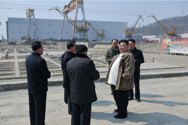 김 위원장은 20일 당 주요 지도간부들과 함께 남포조선소를 현지지도해 조속한 조선소 기술개건 현대화를 강조했다. [사진-노동신문]