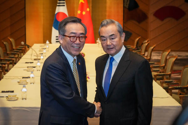 조태열 외교부 장관(왼쪽)과 왕이(王毅) 중국 공산당 중앙정치국 위원 겸 외교부장은 21일 오후 일본 도쿄에서 만나 50분간 회담했다. [사진 제공 - 외교부]