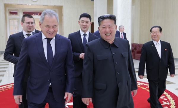 21일 평양에서 세르게이 쇼이구 러시아 국가안보회의 서기를 만난 김정은 위원장. [사진 갈무리-노동신문]