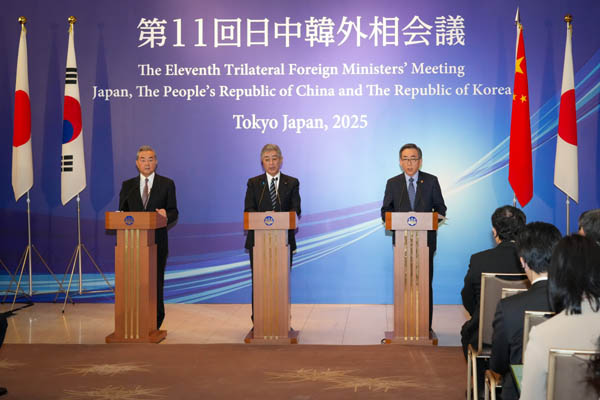 ‘제11회 한중일 외교장관회담’이 22일 오전 일본 도쿄에서 열렸다. 회담 결과를 밝힌 공동기자회견 모습. [사진 제공 - 외교부]