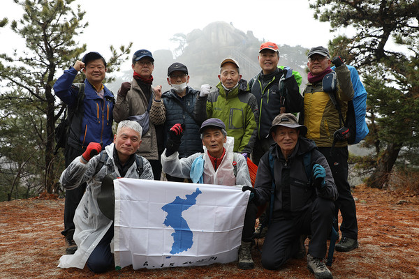 615산악회 회원들이 불암산 정상 앞에서 기념사진을 남겼다. [사진제공-615산악회]