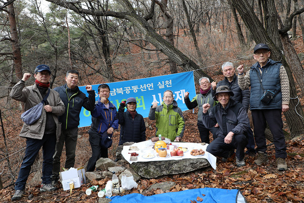 615산악회 회원들이 시산제를 지내고 단체 기념사진을 남겼다. [사진제공-615산악회]