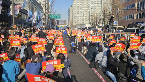 3월 22일 촛불시민행동의 132차 촛불문화대행진이 어김없이 열렸다. [사진 - 통일뉴스 하태한 통신원]