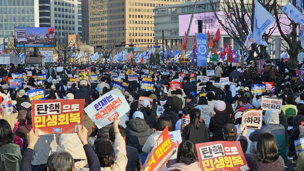 3월 22일 광화문 일대에서 긴급행동의 16차 범시민대행진이 많은 인파가 몰린 가운데 진행되었다. [사진 - 통일뉴스 하태한 통신원]