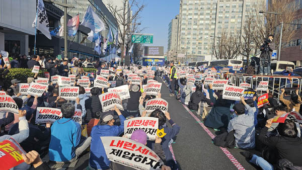 촛불행동 집회의 질서정연한 모습. [사진 - 통일뉴스 하태한 통신원]