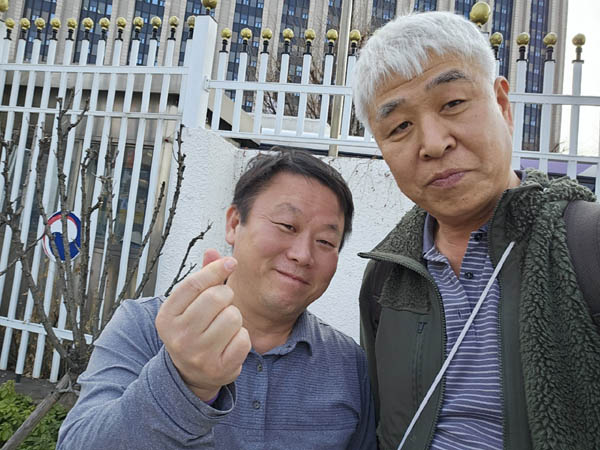 국회에서 광화문까지 행진해 온 안진걸 민생경제연구소 소장과 찰칵! [사진 - 통일뉴스 하태한 통신원]