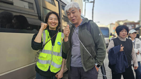 촛불행동 자원봉사자와 미소샷! [사진 - 통일뉴스 하태한 통신원]