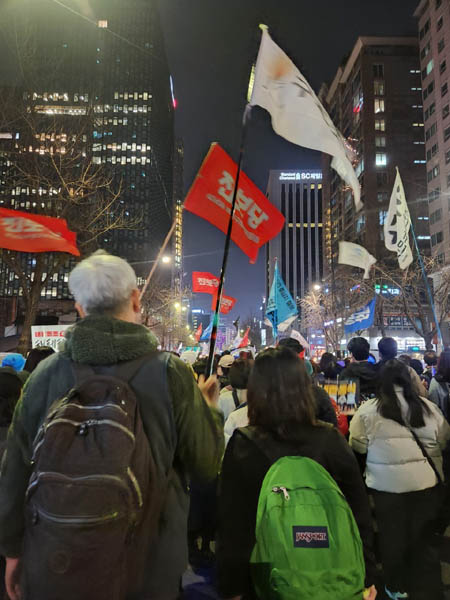 오늘은 구로 깃발을 들고 처음으로 아내와 함께 집회에 참석하였다. [사진 - 통일뉴스 하태한 통신원]