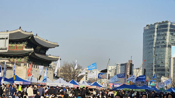 광화문 일대는 단식농성 중인 천막들을 비롯해 부스들이 부쩍 늘어나고 있다. [사진 - 통일뉴스 하태한 통신원]
