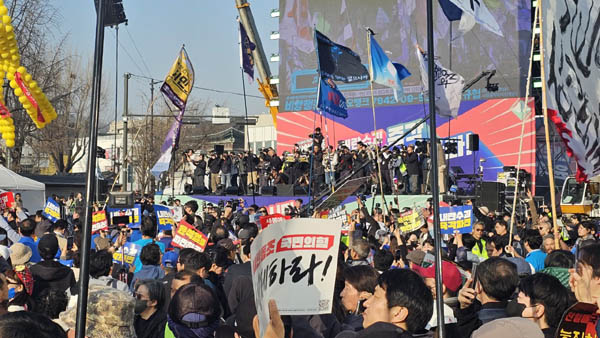 비상행동이 주최한 16차 범시민대행진 본무대. 사진기자들이 무대 위에 올랐다. 제발 잘 보도 좀! [사진 - 통일뉴스 하태한 통신원]