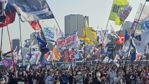 깃발의 물결은 이제 집회의 일상 풍경. [사진 - 통일뉴스 하태한 통신원]