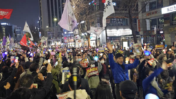긴 행진대오가 이어져 오가는 대열이 마주쳤다. [사진 - 통일뉴스 하태한 통신원]