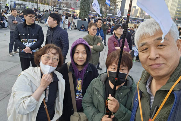 양심수후원회 회원들과도 찰칵! [사진 - 통일뉴스 하태한 통신원]