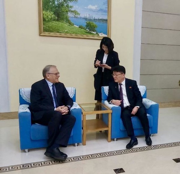 러시아를 방문하고 25일 귀국한 윤정호 대외경제상을 마체고라 주북 러시아대사가 평양국제비행장에서 만나 대화하고 있다. [사진-주북 러시아대사관 페이스북] 