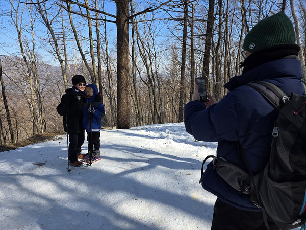 김지영 대원과 심주이 총무 자제분과 남편 분. [사진제공-통일뉴스백두대간종주대]
