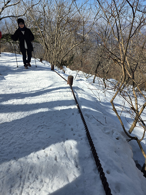 눈이 약 1m 정도 쌓여서 허리춤에 있어야할 경계줄이 바닥에 있음 [사진제공-통일뉴스백두대간종주대]