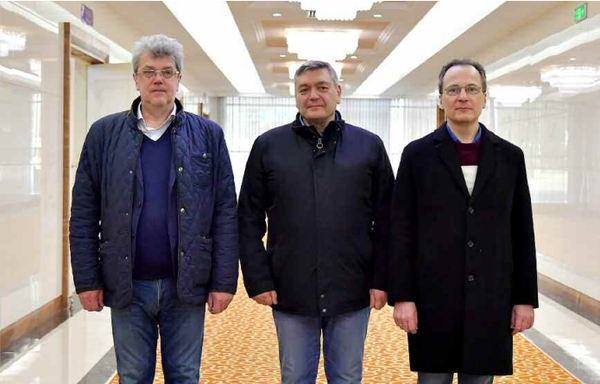 지난 14일 평양에 도착한 안드레이 루덴코 러시아 외교차관(가운데). [사진 갈무리-노동신문]