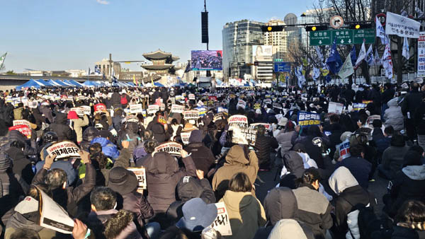 3월 29일 촛불행동의 133차 전국집중 촛불문화제와 긴급행동의 17차 범시민대행진이 광화문 일대에서 열렸다. [사진 - 통일뉴스 하태한 통신원]
