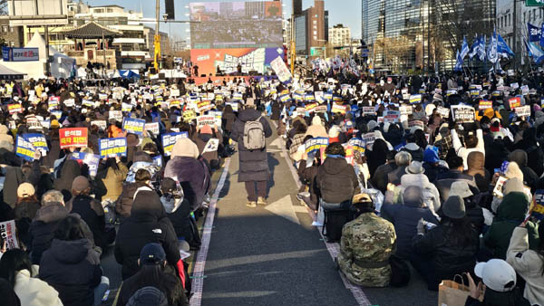 긴급행동의 17차 범시민대행진, 질서정연한 본무대 모습. [사진 - 통일뉴스 하태한 통신원]