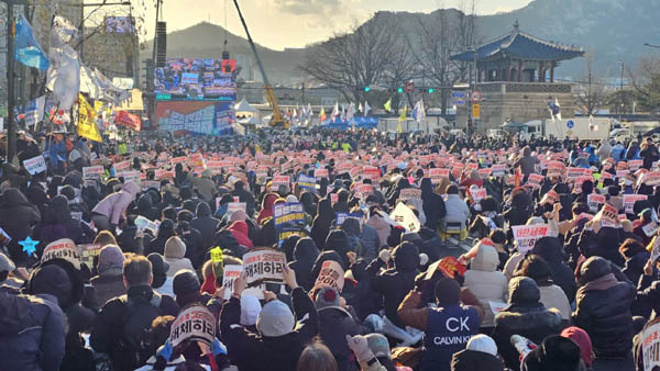 안국역 방향에서 바라본 동십자각 본무대 방향. [사진 - 통일뉴스 하태한 통신원]