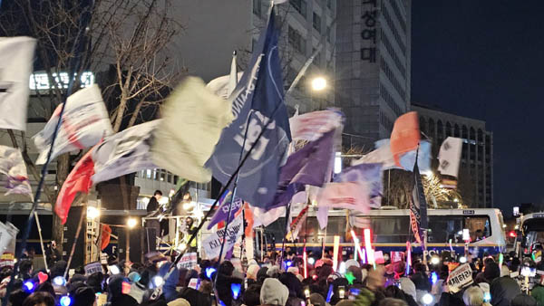  헌법재판소 방향으로 경찰 차벽이 가로막아 대치가 시작되고, 종로경찰서 경비과장의 전형적인 멘트가 시작되었다. [사진 - 통일뉴스 하태한 통신원]