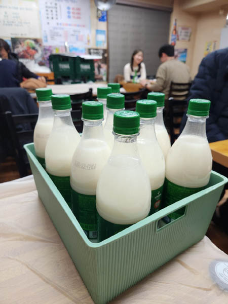 옆자리의 손님 두 분이 우리들에게 막걸리 10병을 주문해 주었다. 참 고마웠다. [사진 - 통일뉴스 하태한 통신원]