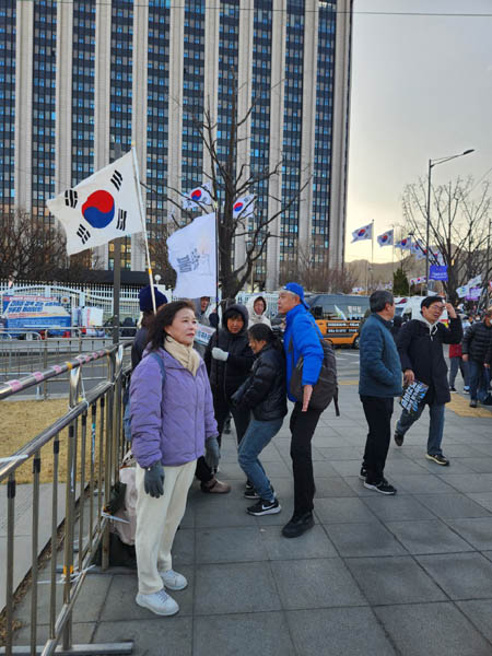 구로사람들의 바람에 맞서는 방법들. [사진 - 통일뉴스 하태한 통신원]
