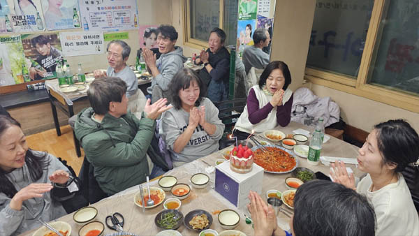 14명이 전주아귀집에서 저녁과 케이크에 불을 붙이고, 조용히 생일축하 송을 불렀다. [사진 - 통일뉴스 하태한 통신원]