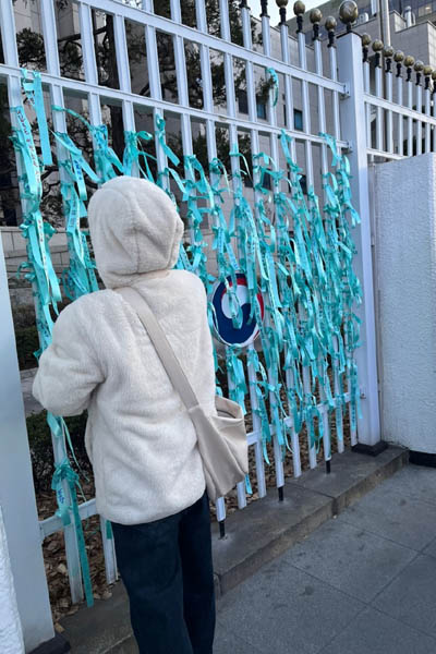 정부서울청사에 소원을 적은 리본들이 매달렸다. [사진 - 통일뉴스 하태한 통신원]
