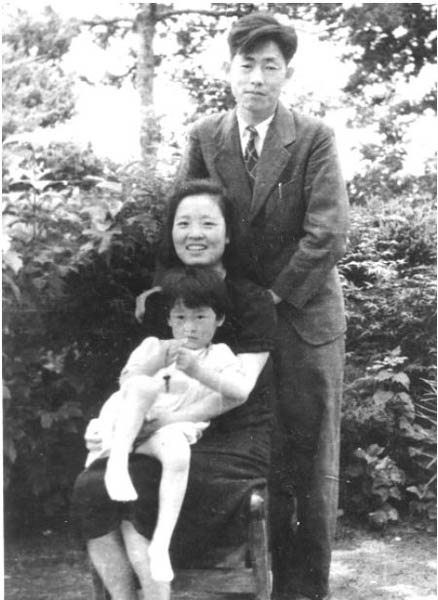 정율성과 정설송(丁雪松), 그리고 딸 정소제(鄭小提), 1948年, 평양에서. [사진 제공 – 이양재]