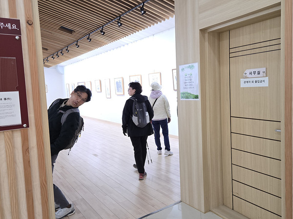 수덕사 미술관의 이응노 작품전: 후배 사진에 주인공이 되고픈 송태성 대원의 노력이 엿보인다. [사진제공-통일뉴스백두대간종주대]