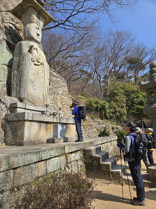 관세음보살 입상 앞에서 다 같은 마음으로 소원을 빌어본다. [사진제공-통일뉴스백두대간종주대]