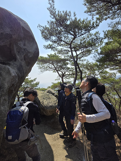 돌 위에 소원 얹기 모두가 열심이다. [사진제공-통일뉴스백두대간종주대]