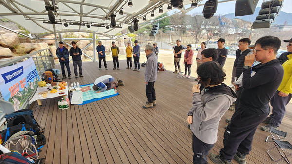 1년의 안전산행을 염원하는 시산제. [사진제공-통일뉴스백두대간종주대]