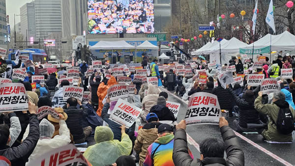 윤석열 파면 후 첫 촛불행동의 촛불문화제가 5일 서울시청 인근에서 열렸다. [사진 - 통일뉴스 하태한 통신원]