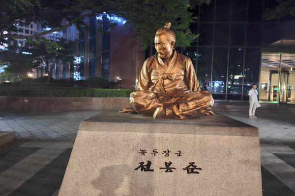 행진 때마다 만났다. 이분이 우리를 매번 보신다. 잘하고 있는가? 머나먼 때 투쟁의 씨앗을 여기에 심었고 우리는 수확을 하고 있다. 종각역 녹두장군 전봉준 동상. [사진 - 통일뉴스 하태한 통신원]