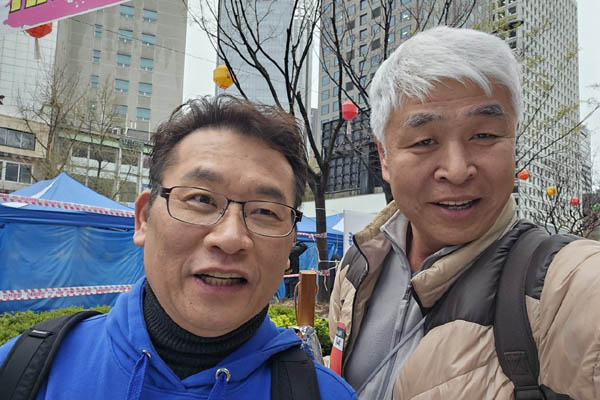 박시영tv는 김밥과 음료수를 나누어 주었다. [사진 - 통일뉴스 하태한 통신원]